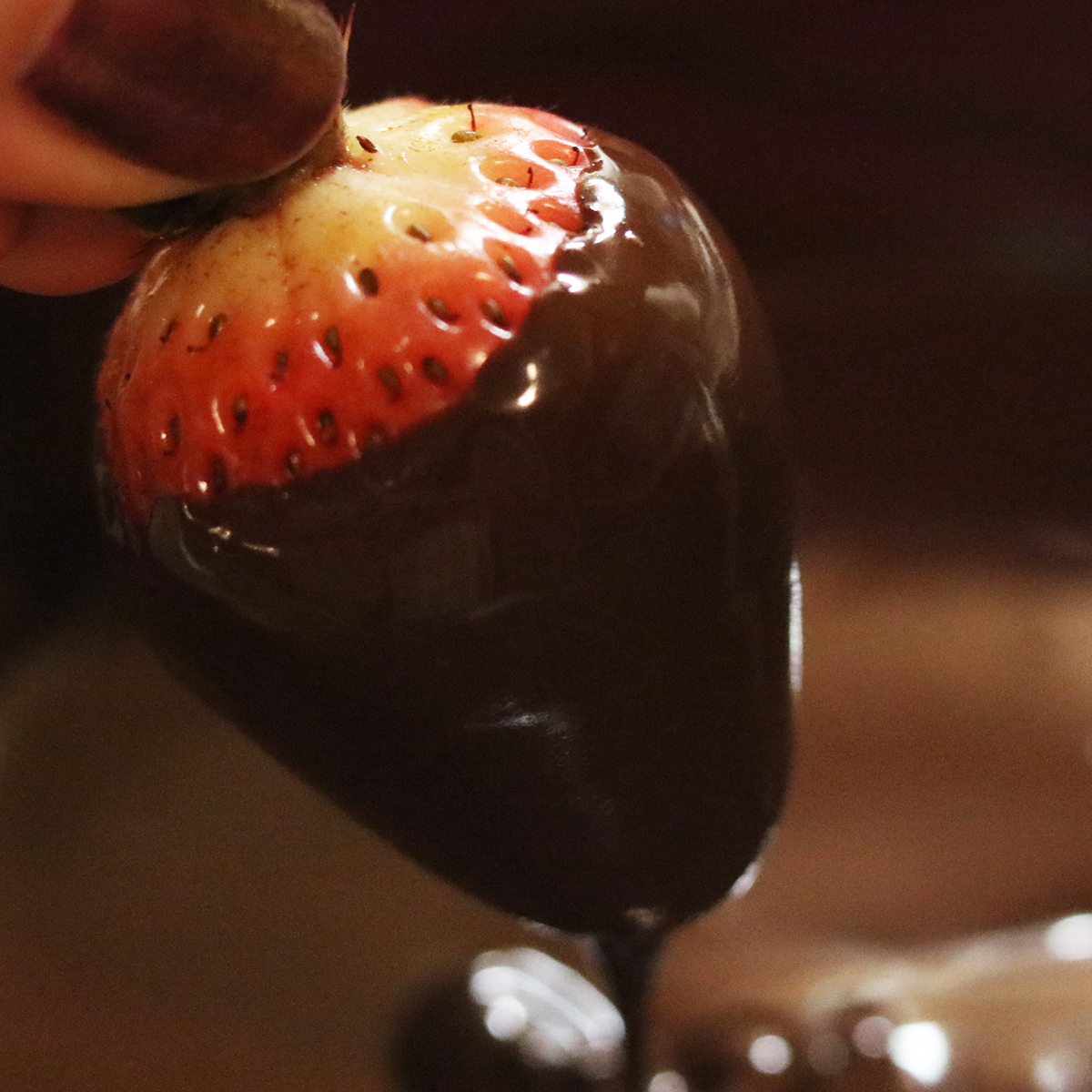 Missouri wine infused chocolate covered strawberries, dip 