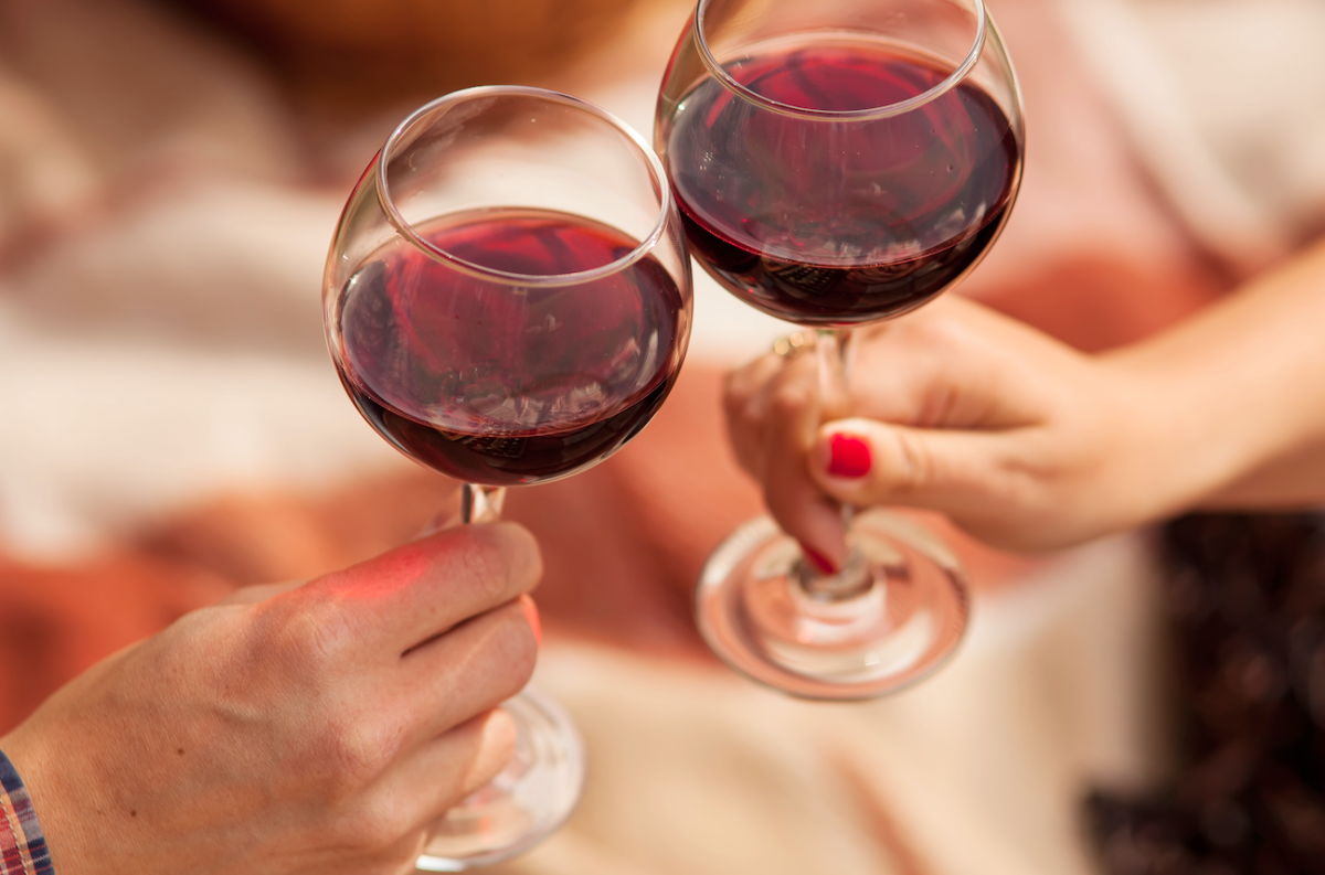 The Proper Way To Hold Wine Glass and Other Wine Etiquette To Know