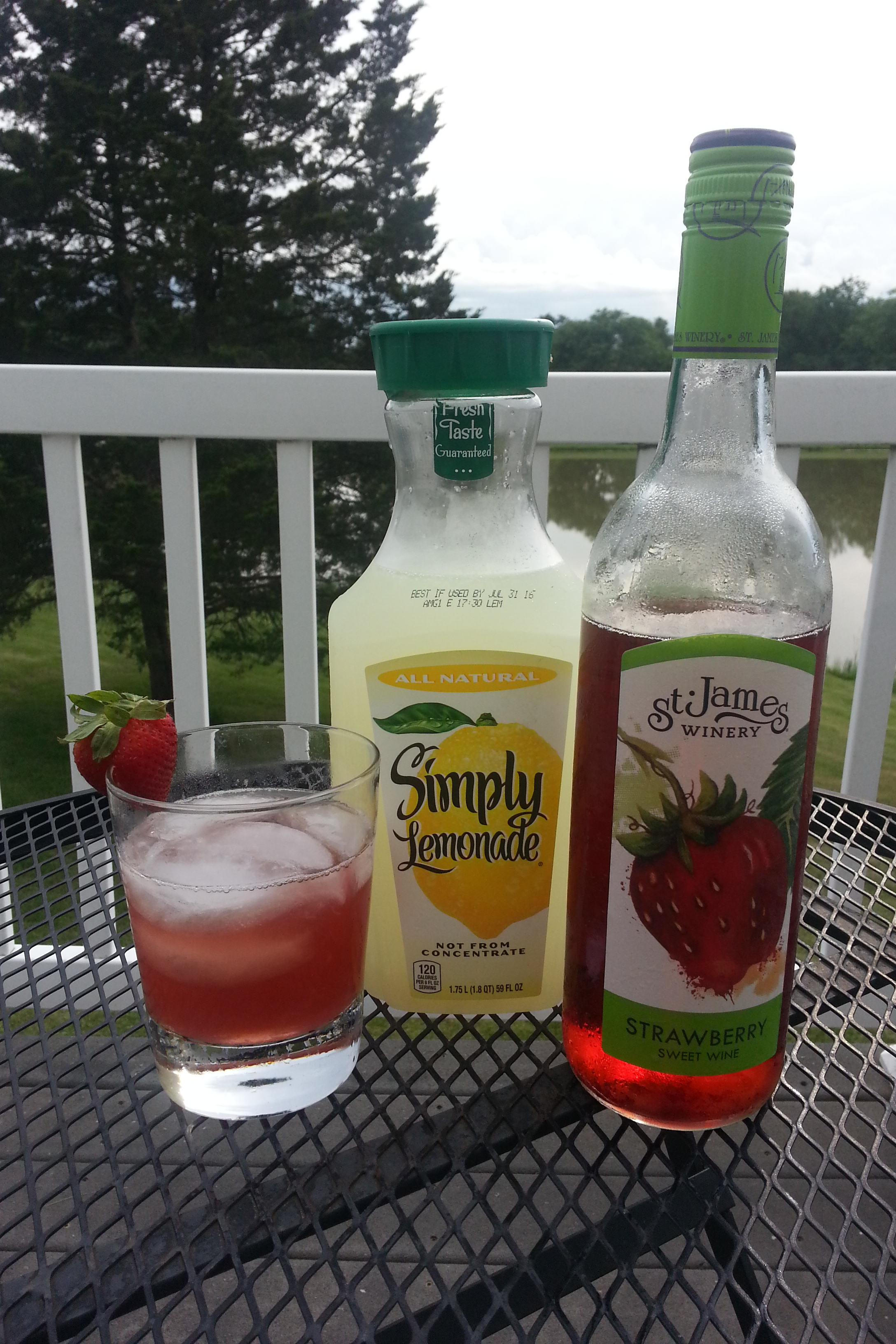 Strawberry Wine Lemonade | MO Wine